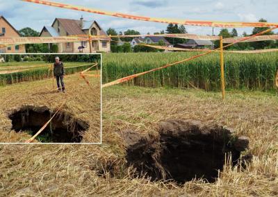 Vincentas Rutkevilis džiaugiasi, kad į duobę nenugarmėjo visas traktorius. Vitos Savickienės nuotr.