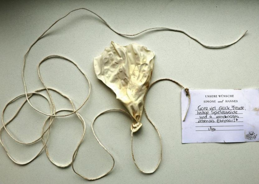 Kortelėje – vokiečių kalba užrašytas linkėjimas jaunavedžiams. Aidos Garastaitės nuotr. 