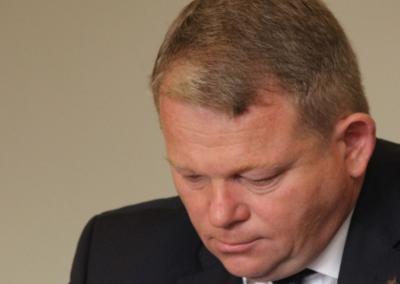 Žemės ūkio ministras Andrius Palionis, panašu, dangstosi už specialistų nugarų, o atsakymus kaip bendrą poziciją persiunčia ŽŪM Ryšių su visuomene ir bendradarbiavimo skyrius. Gedimino Stanišausko nuotr.