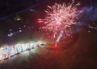Ūkininkų suformuota simbolinė Kalėdų eglutė. Gedimino Stanišausko nuotr.