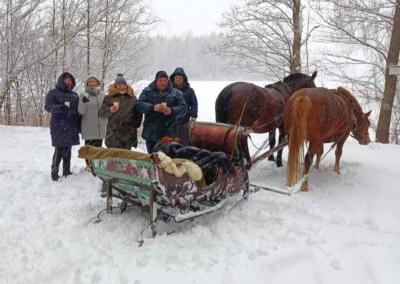 Žiemą Algirdas Motiejūnas visus norinčius kviečia pasimėgauti ypatinga pramoga – pasivažinėjimu žirgų traukiamomis rogėmis. Dinetos Babarskienės nuotr.