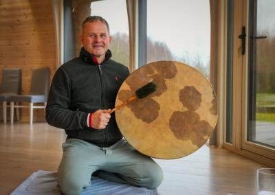 Pūkių kaime, tarp šimtamečių akmenų ratų, ypatingo kupolo ir ramybe dvelkiančios gamtos, savo gyvenimą bei kūrybą suvienijo Dainius Karinauskas ir jo draugė Rita. Jūsų Panevėžys nuotr.