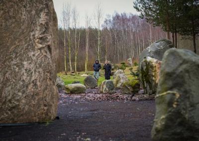 Pūkių kaime, tarp šimtamečių akmenų ratų, ypatingo kupolo ir ramybe dvelkiančios gamtos, savo gyvenimą bei kūrybą suvienijo Dainius Karinauskas ir jo draugė Rita. Jūsų Panevėžys nuotr.