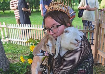 Ožka Ava – tituluota gražuolė, tačiau karūną iš jos šeimininkėms teko atimti, nes ožka kėsinosi ją iškart sugraužti. Jūratės Dagytės archyvo nuotr.